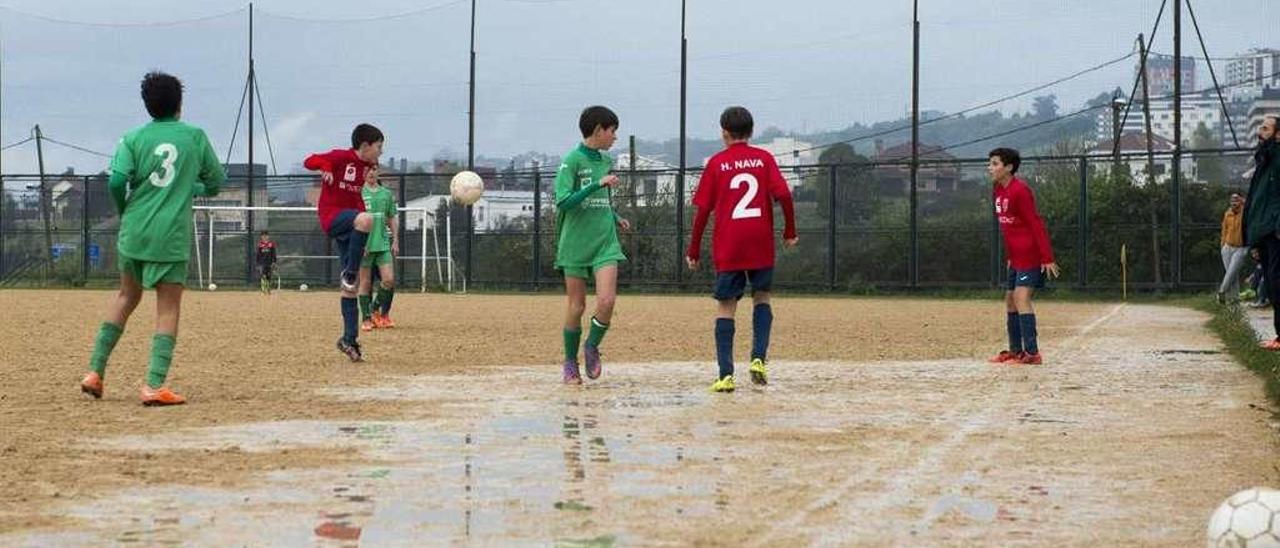 Uno de los equipos del Club de Fútbol Masaveu durante un partido en el campo de tierra.