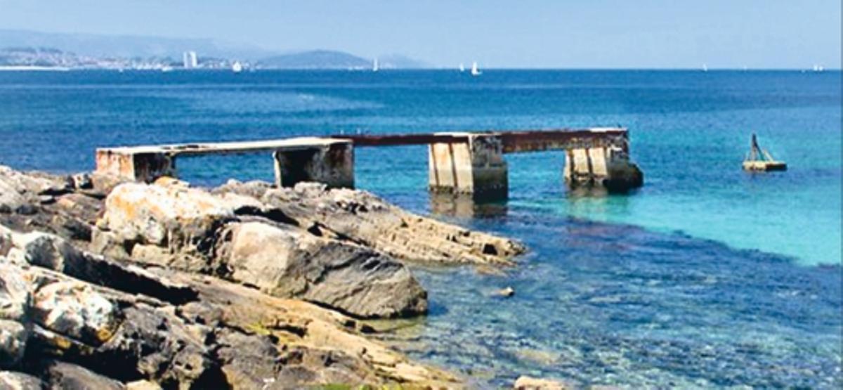 Restos do antigo peirao construído na punta de Rodeira.