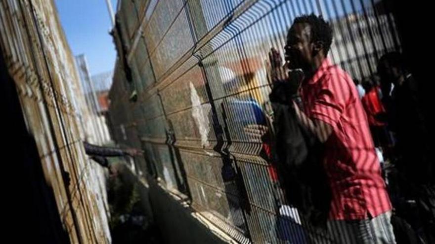 Marruecos y la Guardia Civil impiden que 700 inmigrantes salten la valla de Melilla