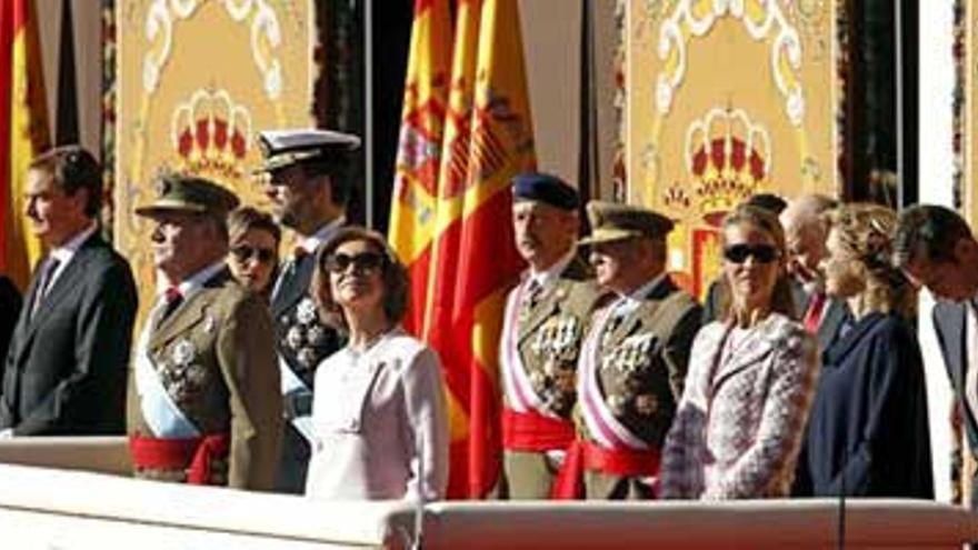 Aplausos a los Reyes y silbidos a Zapatero en el desfile de la Hispanidad