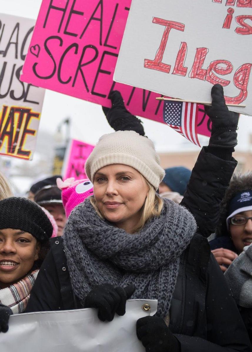 Charlize Theron encabeza la marcha por las mujeres