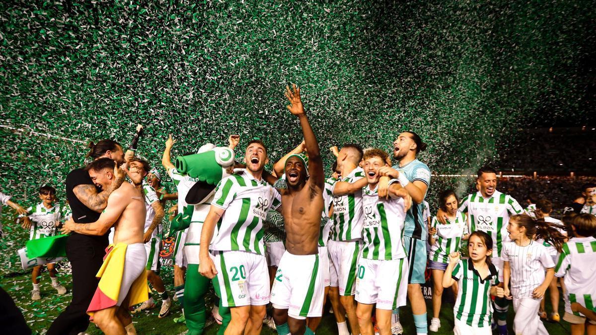 Gudelj, Carracedo, Casas, Diarra, Simo y Tarrés, entre otros, celebran el ascenso del Córdoba CF a Segunda, en junio del 2024, en El Arcángel.