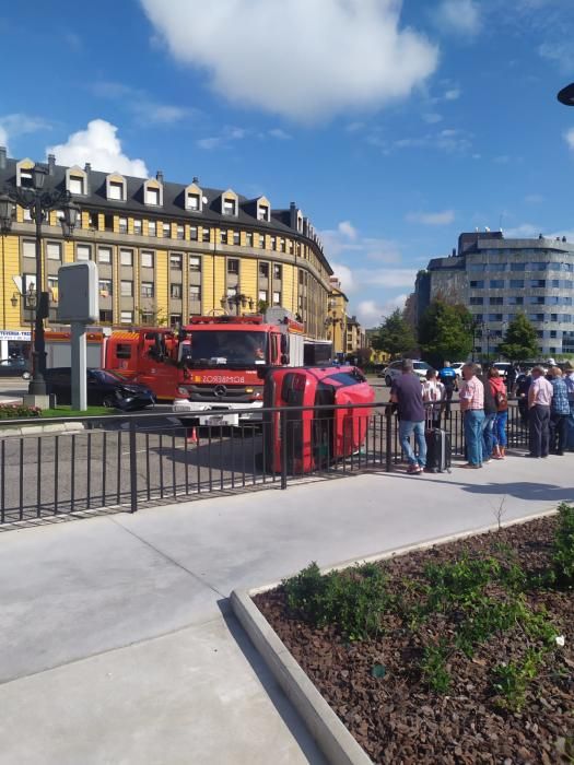 Vuelco de un vehículo en la plaza de la Cruz Roja