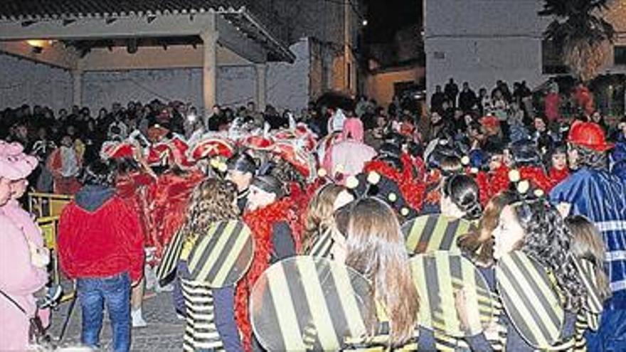 Desfile, hoguera y música, en  el famoso Carnaval de Artana