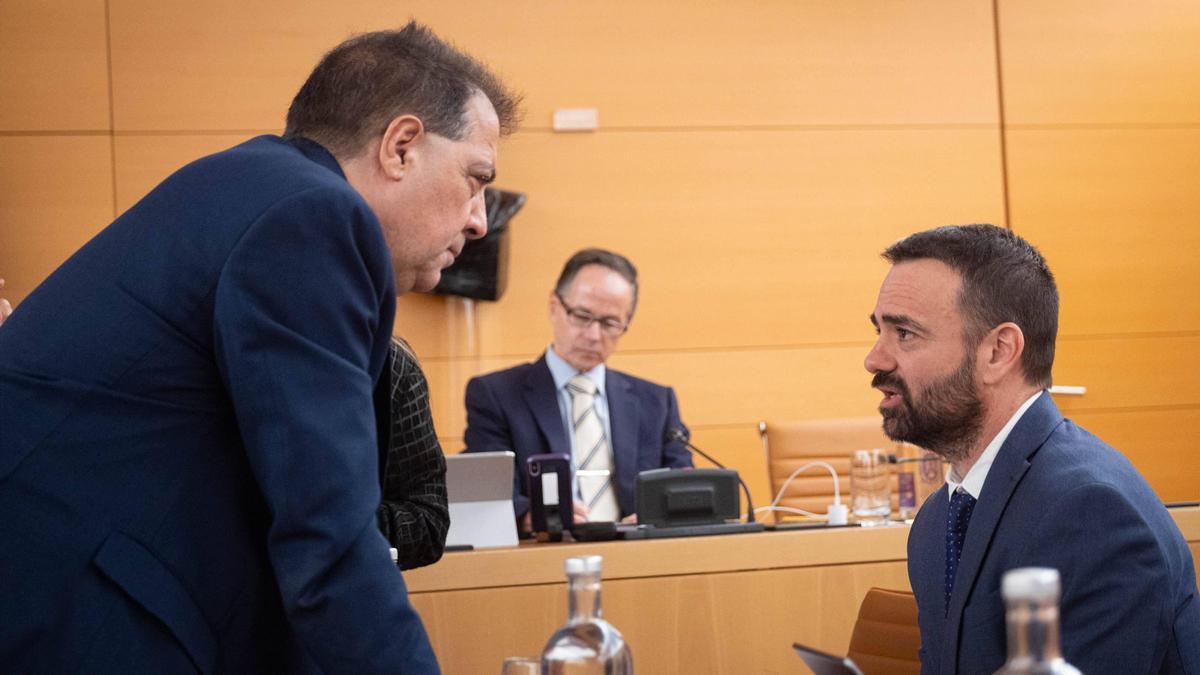Juan Carlos Pérez Frías, director insular de Hacienda (izq.), y Aarón Afonso, en un pleno del Cablldo de Tenerife