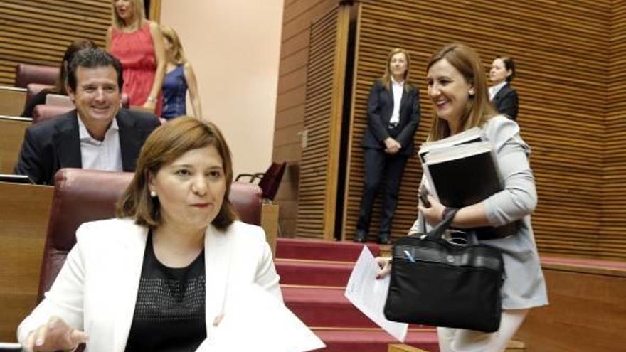 La líder popular Isabel Bonig junto al dirigente del partido en Alicante, José Císcar, en las Cortes.