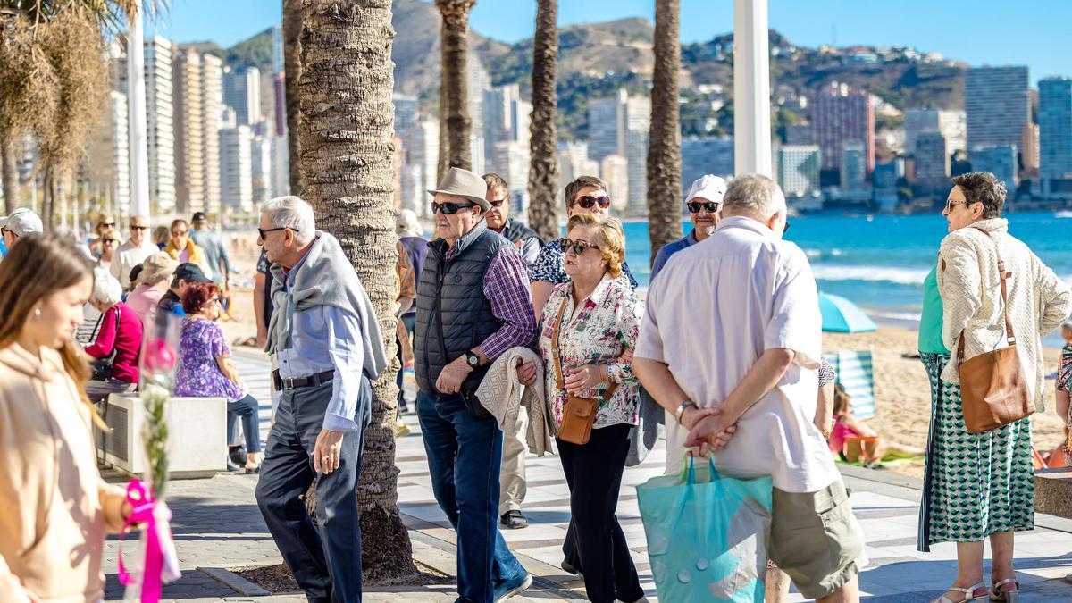 Jubilados paseando por las playas de Benidorm en una imagen del pasado noviembre.