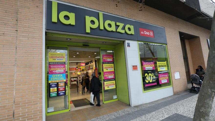 Uno de los supermercados de La Plaza de Día en Zaragoza que pasará a formar parte de la cadena Alcampo. | ÁNGEL DE CASTRO