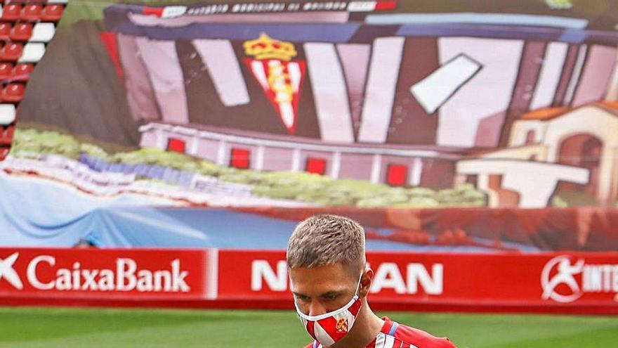 Cumic, ayer, controlando un balón sobre el césped de El Molinón.