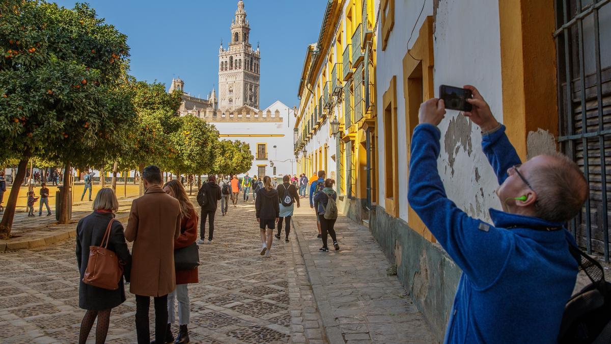 Gran afluencia de turistas disfrutan del buen tiempo en Sevilla
