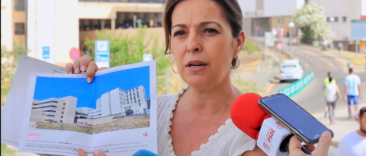 La candidata socialista Isabel Ambrosio, hoy en el hospital Reina Sofía de Córdoba.