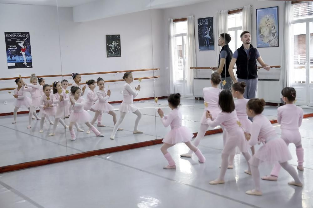 Una treintena de alumnos del conservatorio Copelia, de entre 6 y 14 años, actúan en el famoso ballet de Tchaikovski en la función que el  Ballet Imperial Ruso ofrecerá en Vigo.