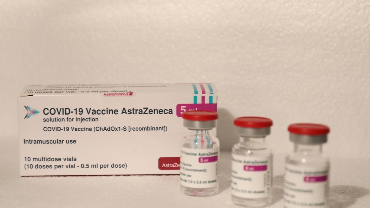 Una caja con viales de AstraZeneca