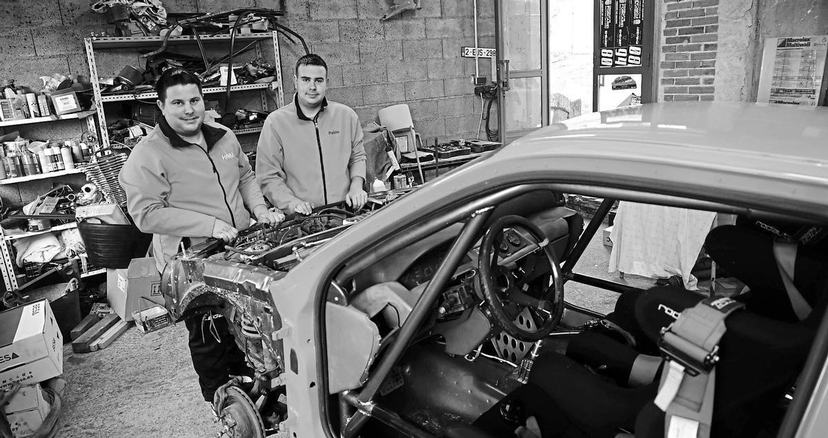 Manuel y Pablo Baqueiro, en su taller, preparando el vehículo (en blanco y negro para ocultar el color hasta la presentación del domingo).