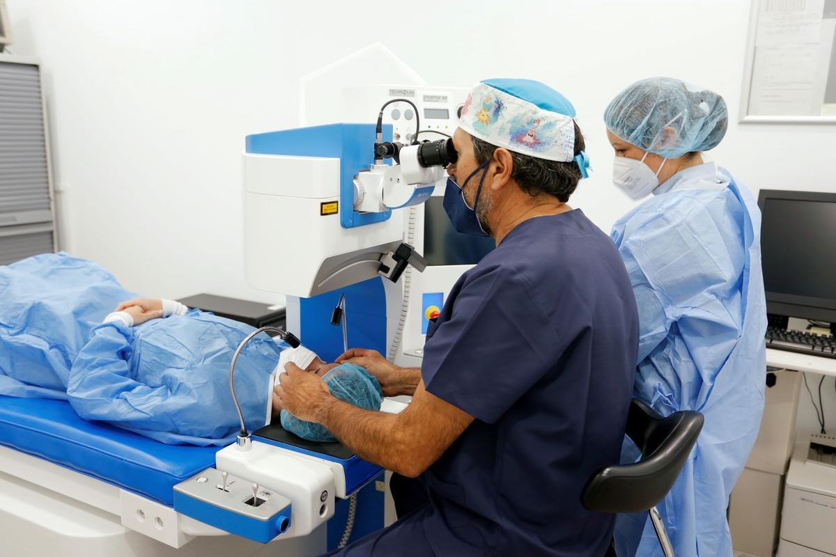 Las personas con miopía, hipermetropía y/o astigmatismo que quieren dejar de depender de las gafas o lentes de contacto pueden optar por multitud de soluciones personalizadas.