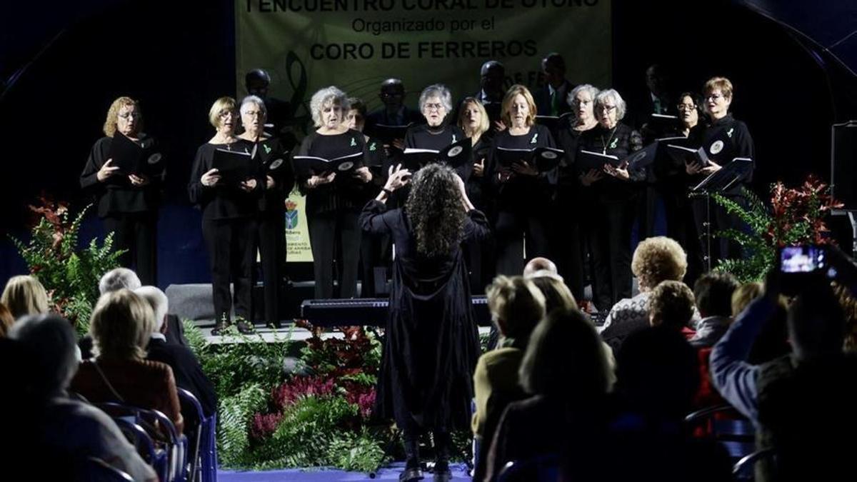 El Coro de Ferreros, dirigido por Rebeca Velasco, en un momento de la actuación.