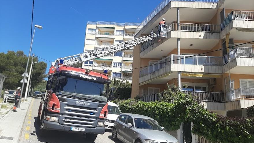 Bombers de Palma entran por la terraza para atender a un hombre indispuesto