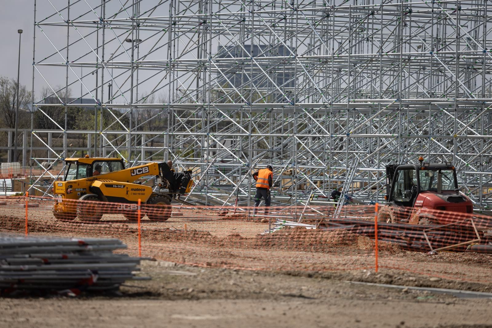 Así evoluciona el montaje de la 'mini' Romareda del Parking Norte