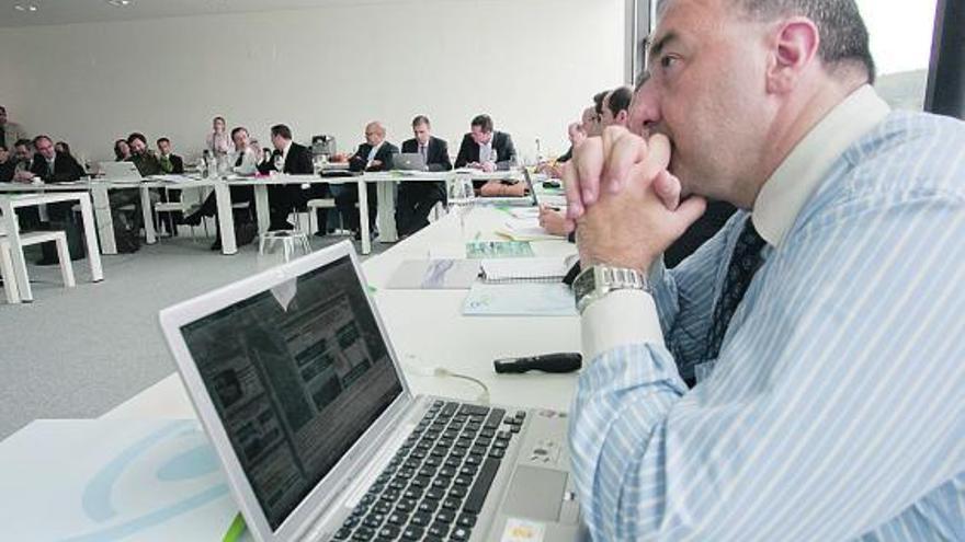 Participantes en el encuentro de la Asociación de Productores de Energías Renovables, ayer, en el Niemeyer.