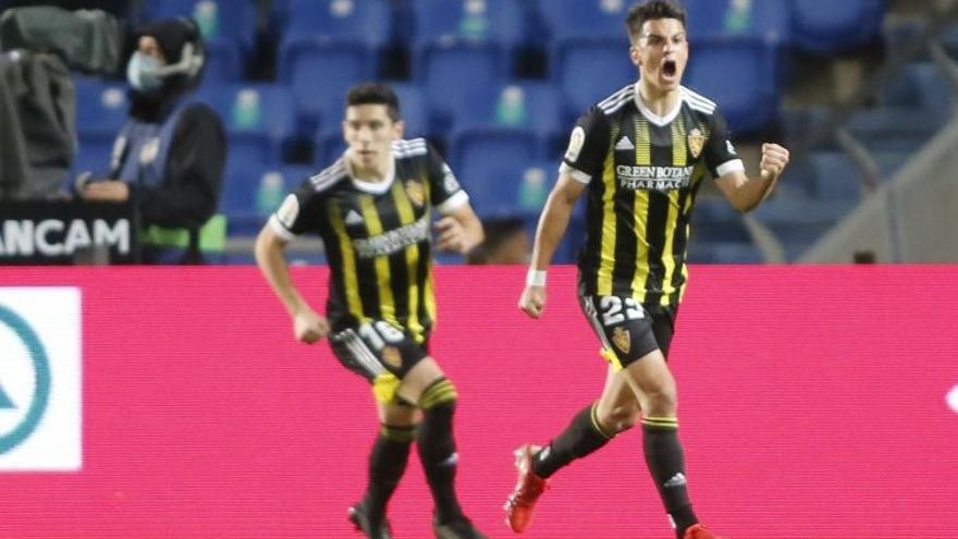 Bermejo celebra el primer gol en el estadio de Gran Canaria con Fran Gámez detrás.