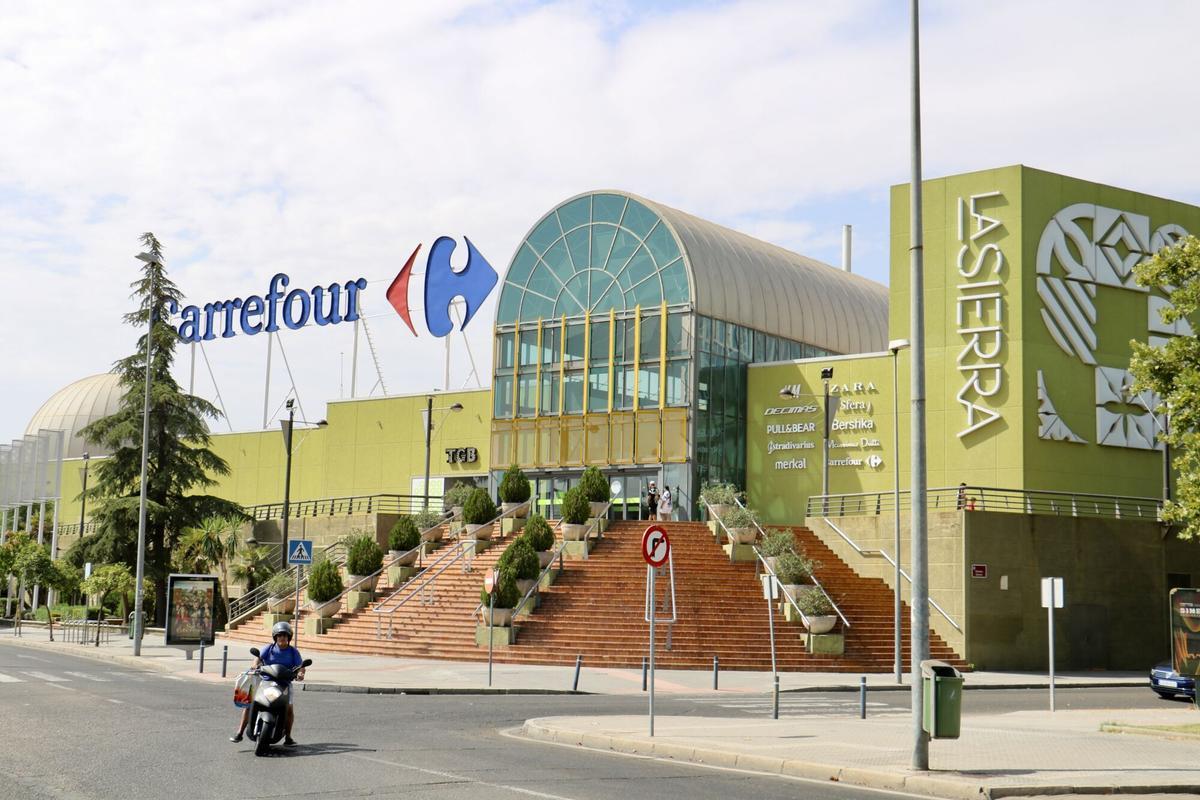 Vistas exteriores del centro comercial La Sierra, en Córdoba