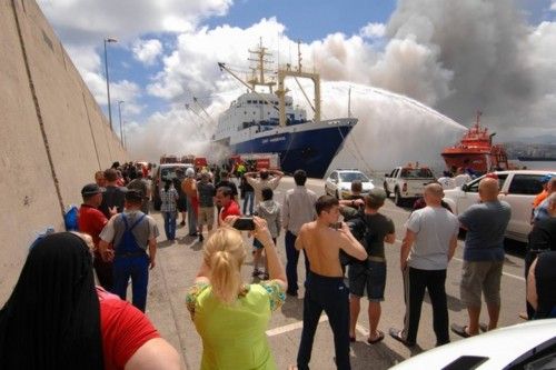 Incendio en el pesquero ruso Oleg Naydenov, atracado en el dique Reina Sofía