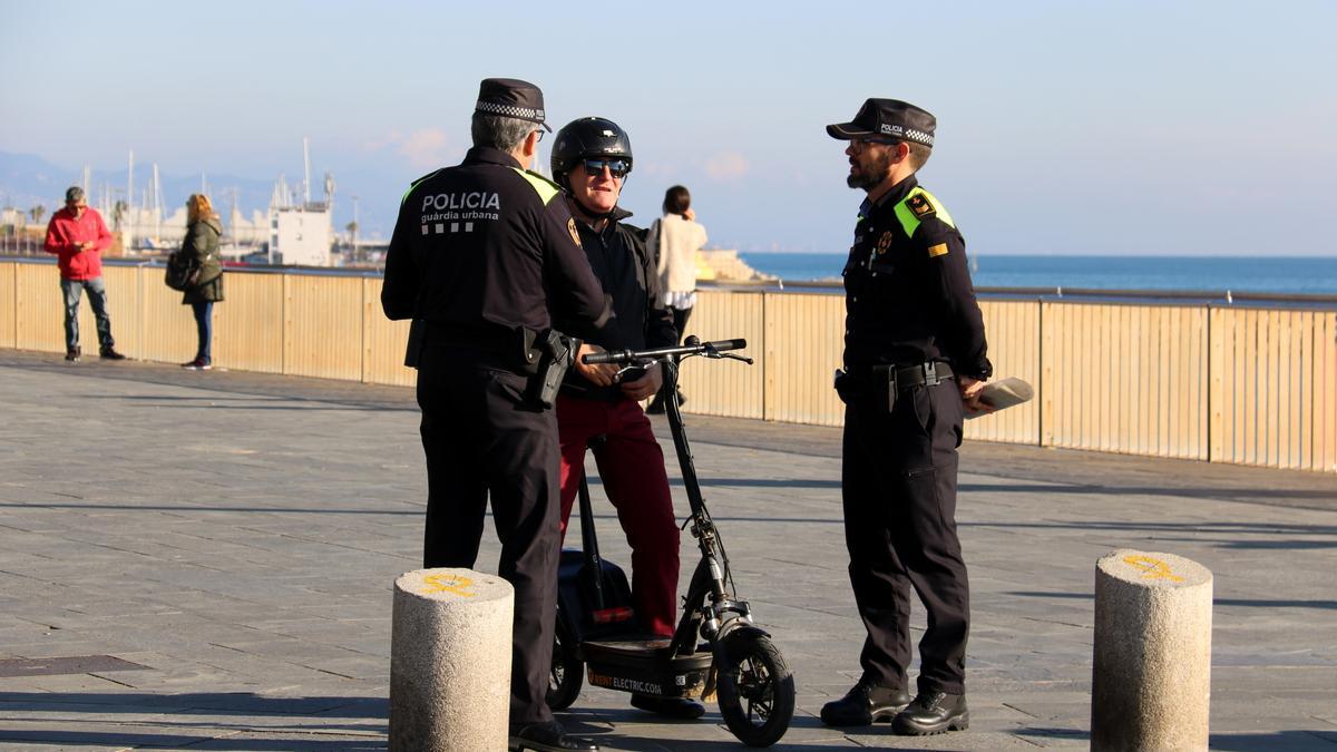 La Guàrdia Urbana atura un conductor de patinet elèctric al Passeig Marítim de Barcelona en un control de circulació d'aquest tipus de vehicles