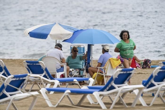 Día festivo en la Playa de Las Canteras