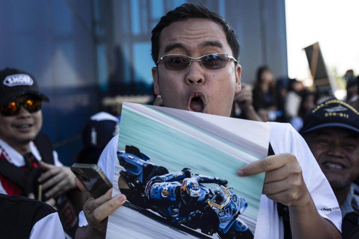 Un aficionado tailandés muestra un poster de su ídolo, el catañan Àlex Márquez (Ducati).