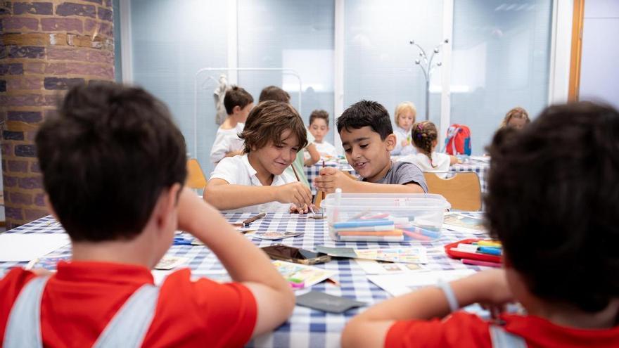 Jóvenes artistas intervienen fotografías de Juan Ugalde en un taller de la Biblioteca de Zamora
