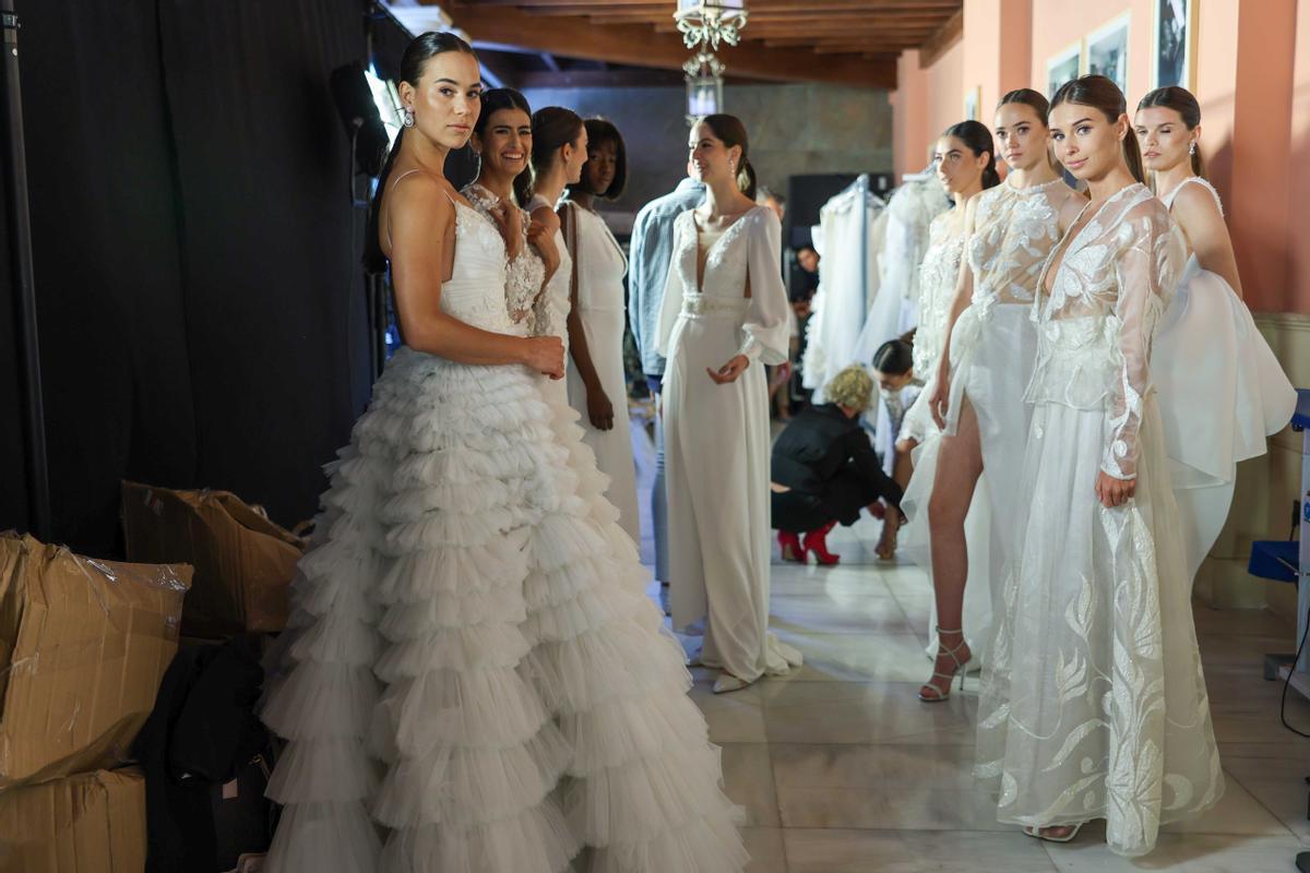 Las modelos se preparan para el desfile de Hannibal Laguna.