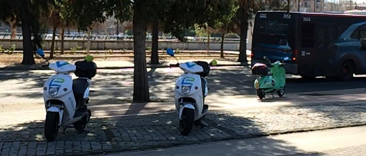 Las motos eléctricas son las únicas que funcionan actualmente en la capital.