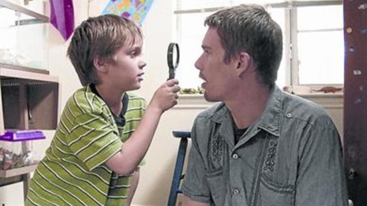 Ellar Coltrane y Ethan Hawke, en una imagen de 'Boyhood'.