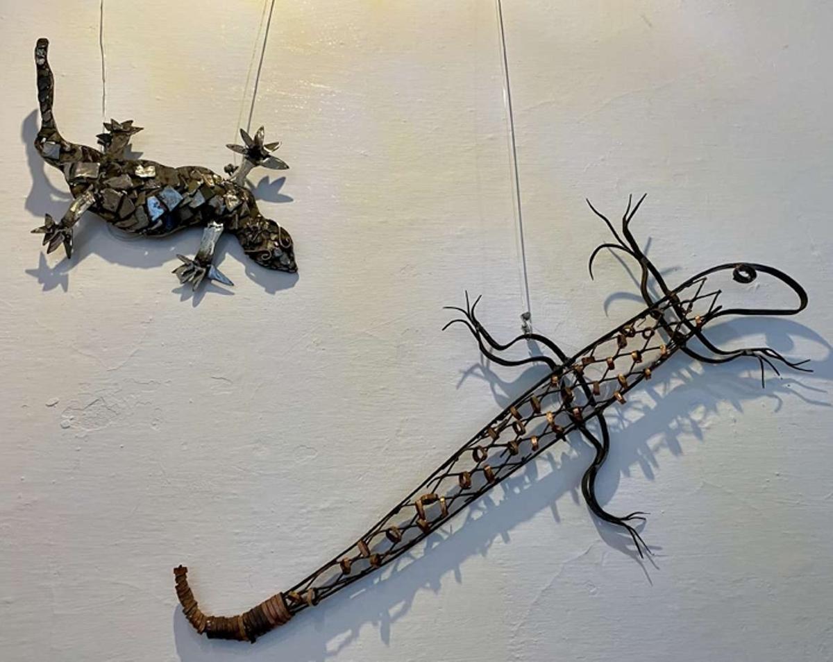 Lagartijas forjadas en hierro hechas por los alumnos de la escuela de artes.