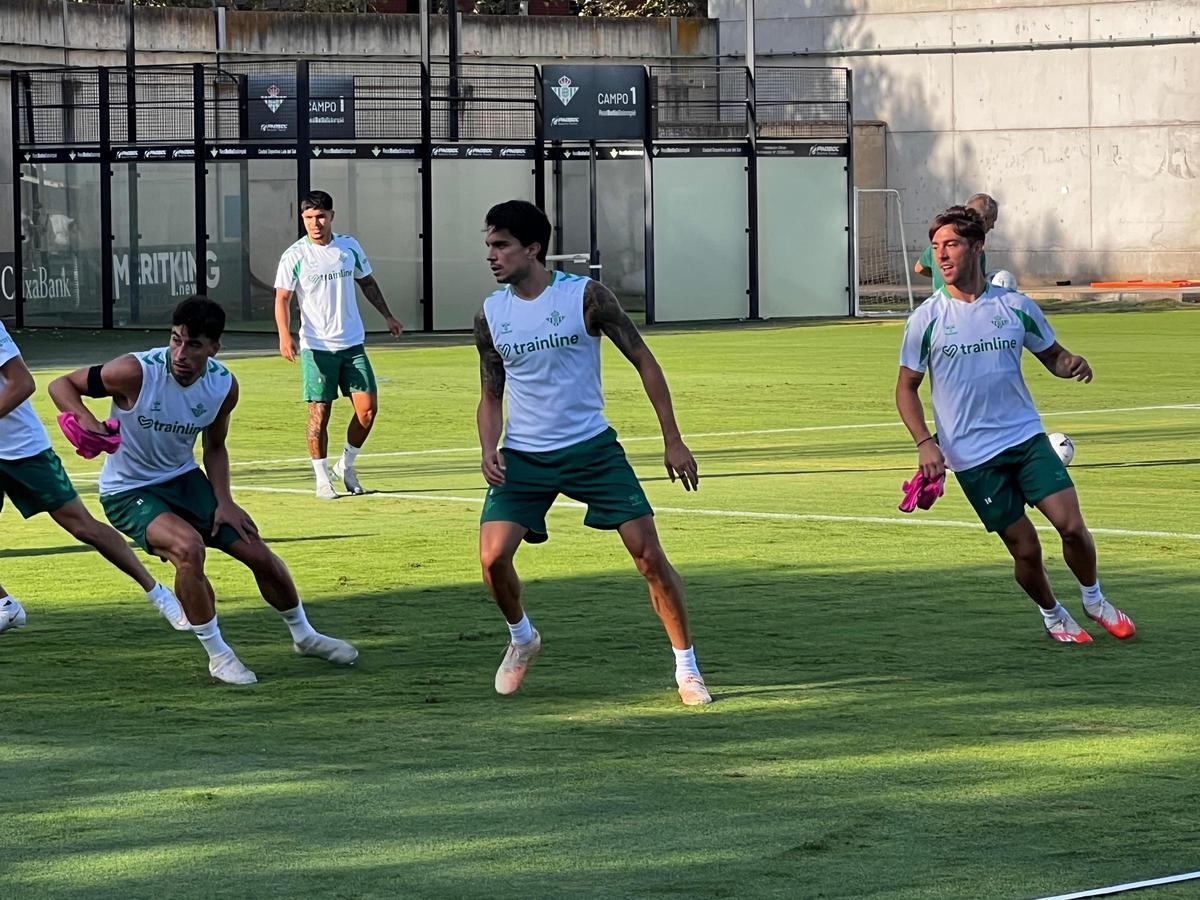 Marc Roca, Marc Bartra, Cucho Hernández e Iker Losada, en un rondo en el entrenamiento del Betis este miércoles