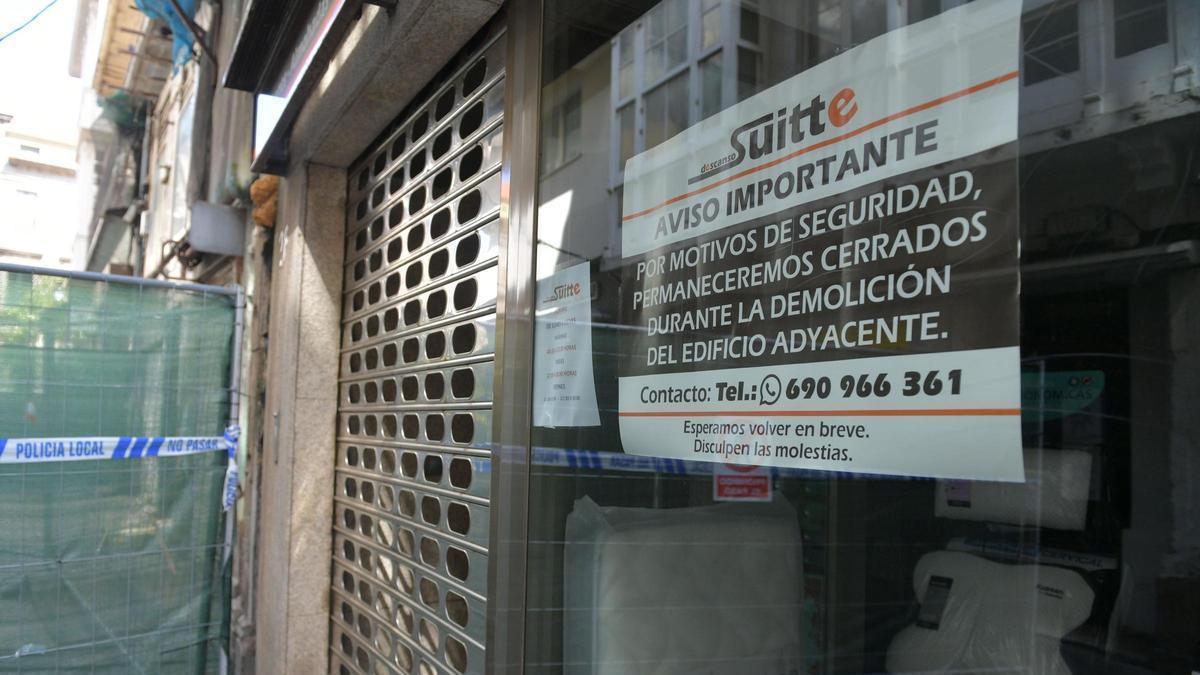 Cartel en la tienda Colchoneria Suitte Descanso anunciado el cierre a sus clientes