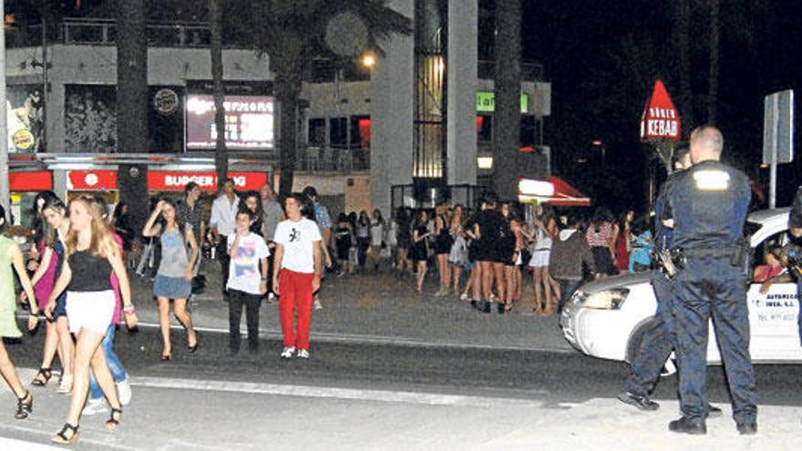 Varios agentes policiales vigilan una pasada fiesta de fin de curso en el puerto de Alcúdia.