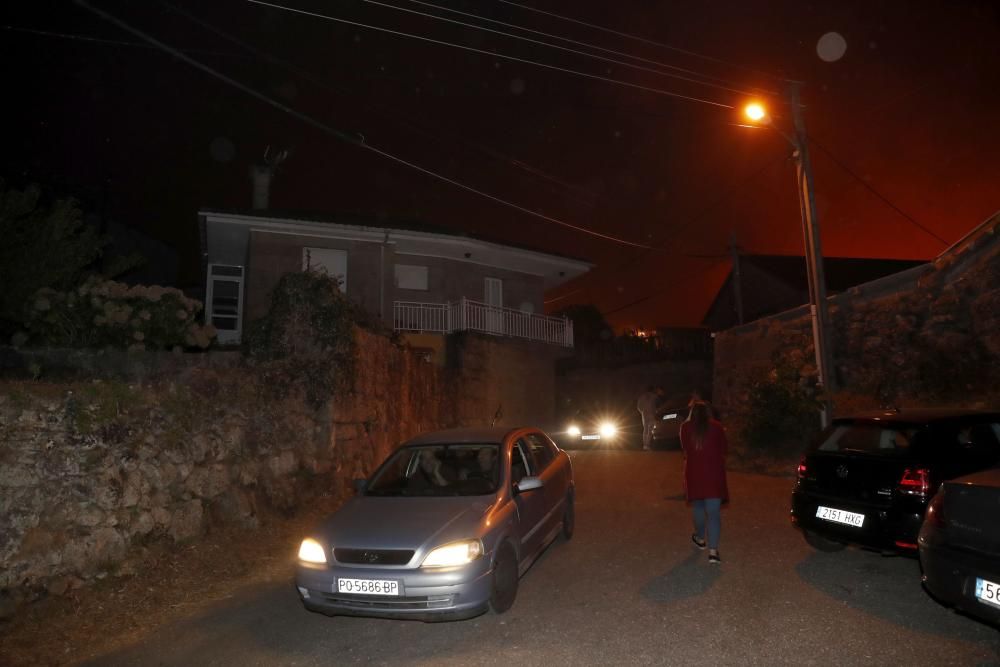 Un incendio obliga a desalojar casas en Mondariz