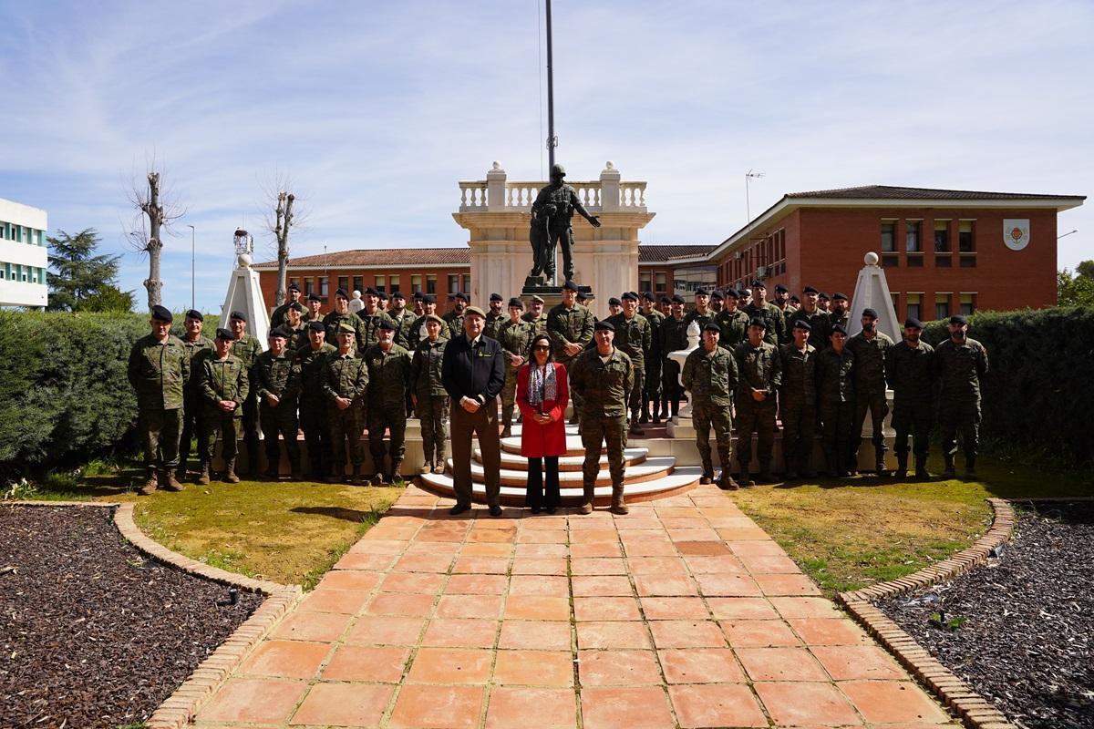 La ministra de Defensa, Margarita Robles, con miembros de la Brigada Guzmán el Bueno X durante su visita a Cerro Muriano.