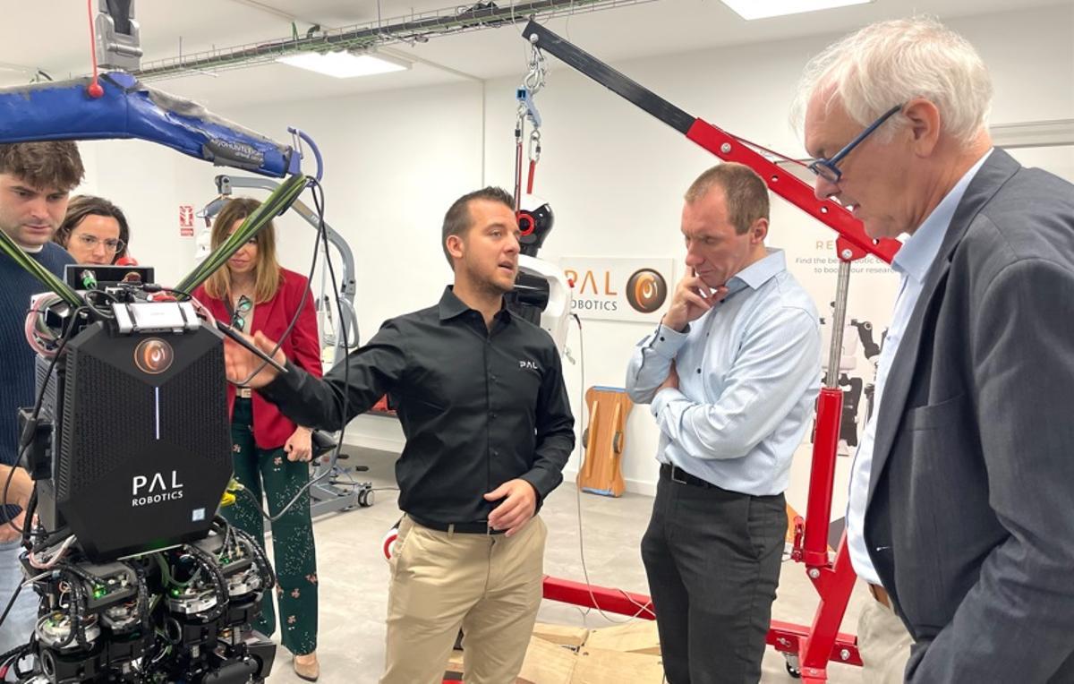 Fried Vancraen (derecha), fundador de Materialise, visita las oficinas de la empresa catalana PAL Robotics.