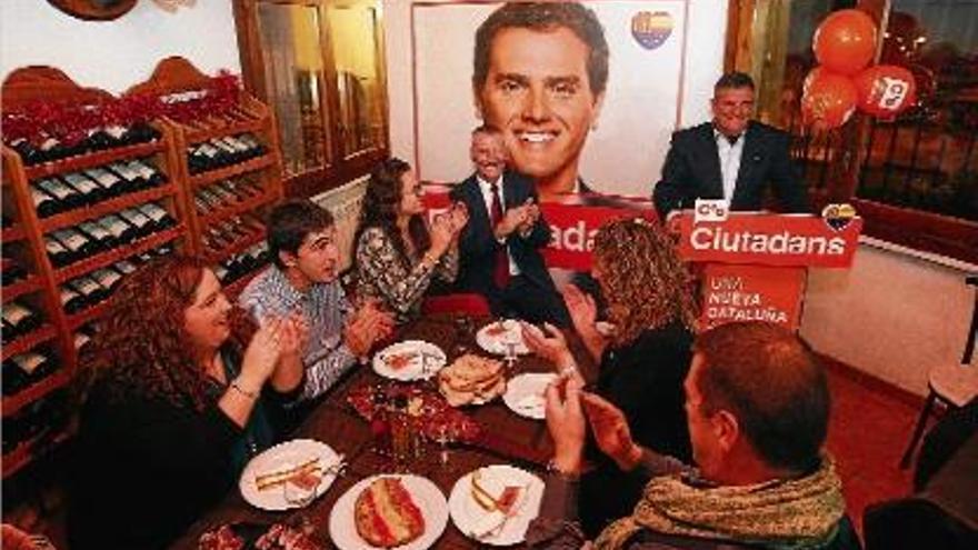 Una foto del sopar final de campanya que va celebrar ahir al vespre la candidatura de Ciutadans a Girona.