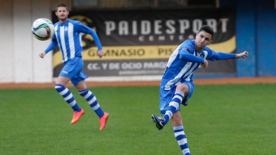 Jorge Sáez da un pase en el partido ante el Roces de la primera vuelta.