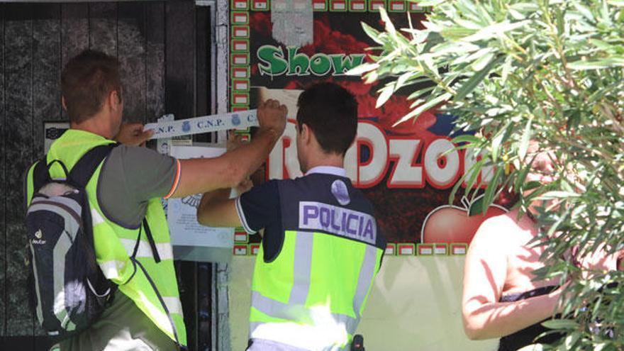 Dos agentes precintan el local.