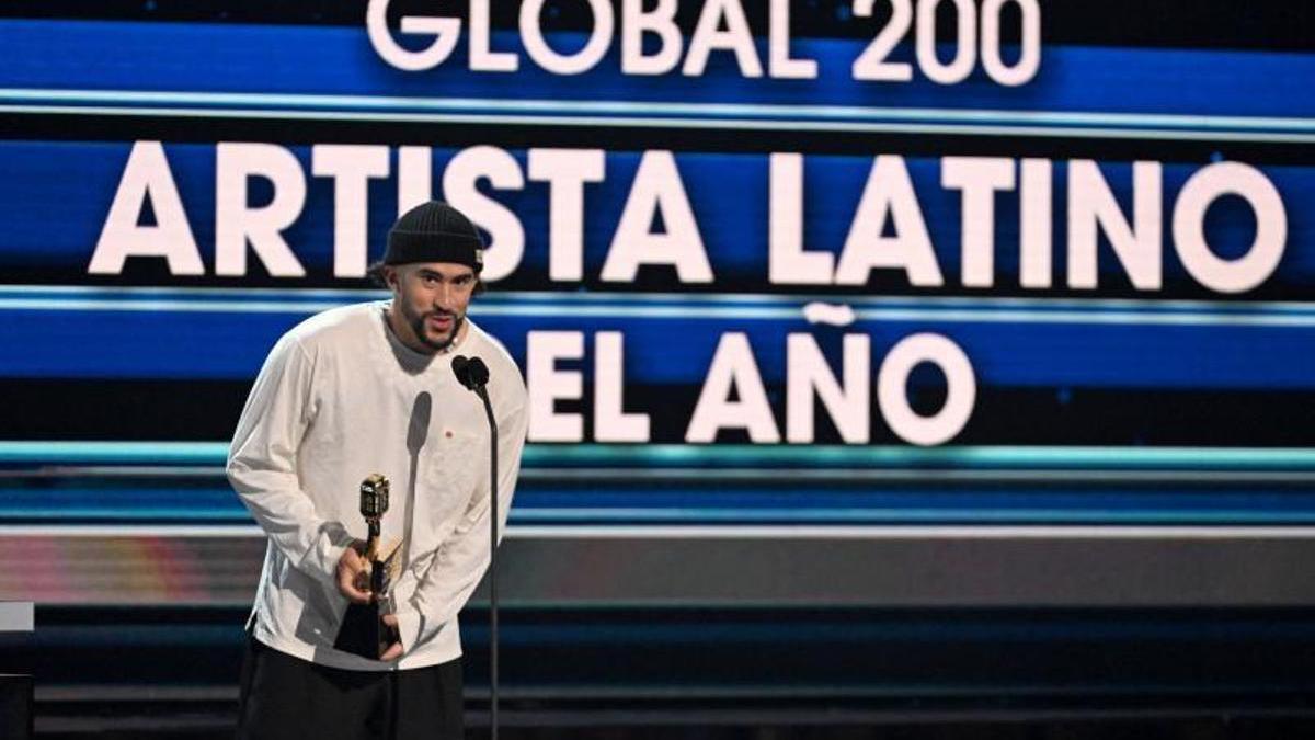 Bad Bunny acepta un premio en el escenario durante los Premios Billboard de la Música Latina 2023 en el Watsco Center el 5 de octubre de 2023 en Coral Gables, Florida.