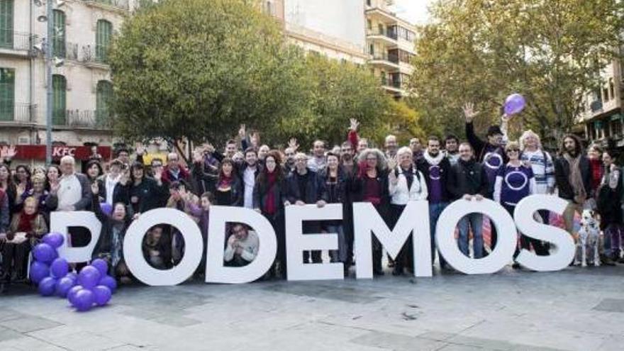 Los representantes de Podemos, ayer en el encuentro celebrado en la plaza de España.