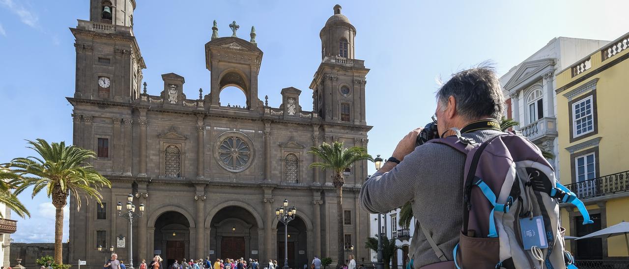 Turistas en la plaza de Santa Ana.