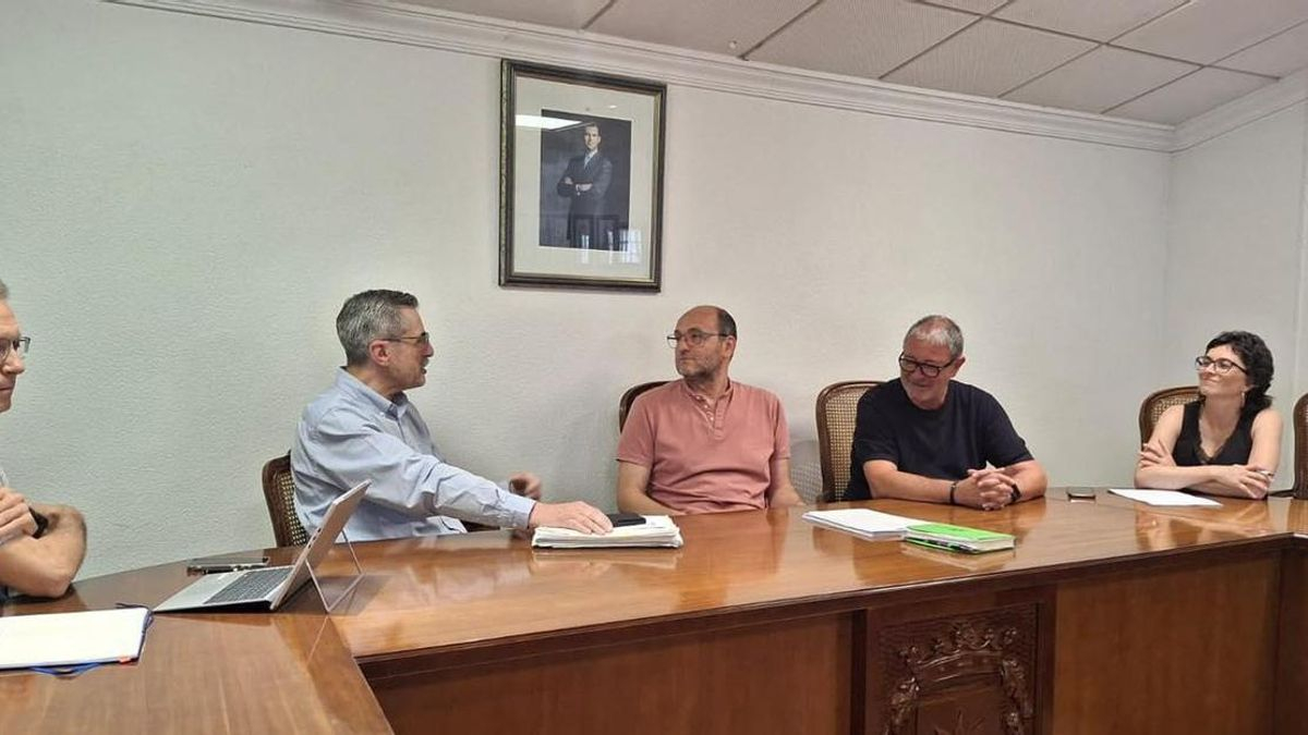 Salva Climent y Ramón Gómez, en una reunión con el Comisionado del Gobierno para la Reconstrucción, José María Ángel.