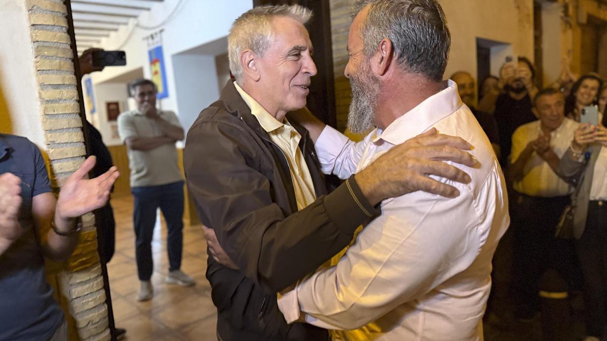 El presidente del Bando Cristiano, Antonio Torrecilla, comunica a Mateo Marti su nombramiento como Cristiano del Año