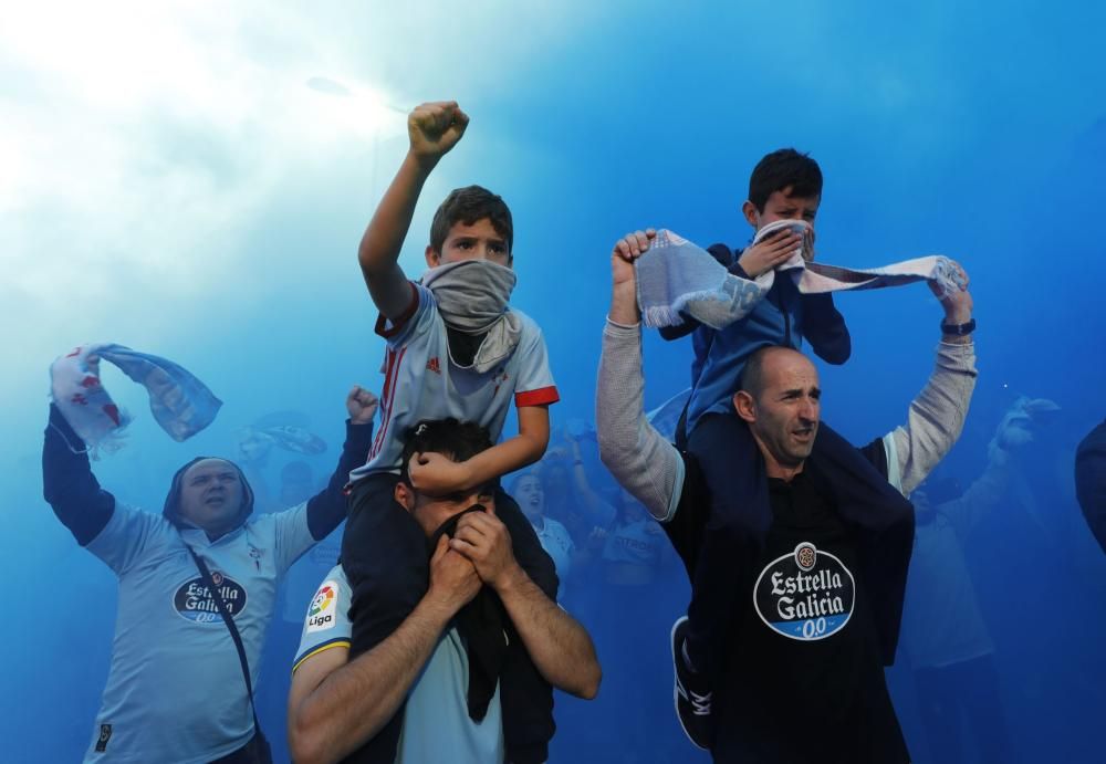 El celtismo vuelve a demostrar fuerza y compromiso en el recibimiento al Celta a su llegada al estadio.