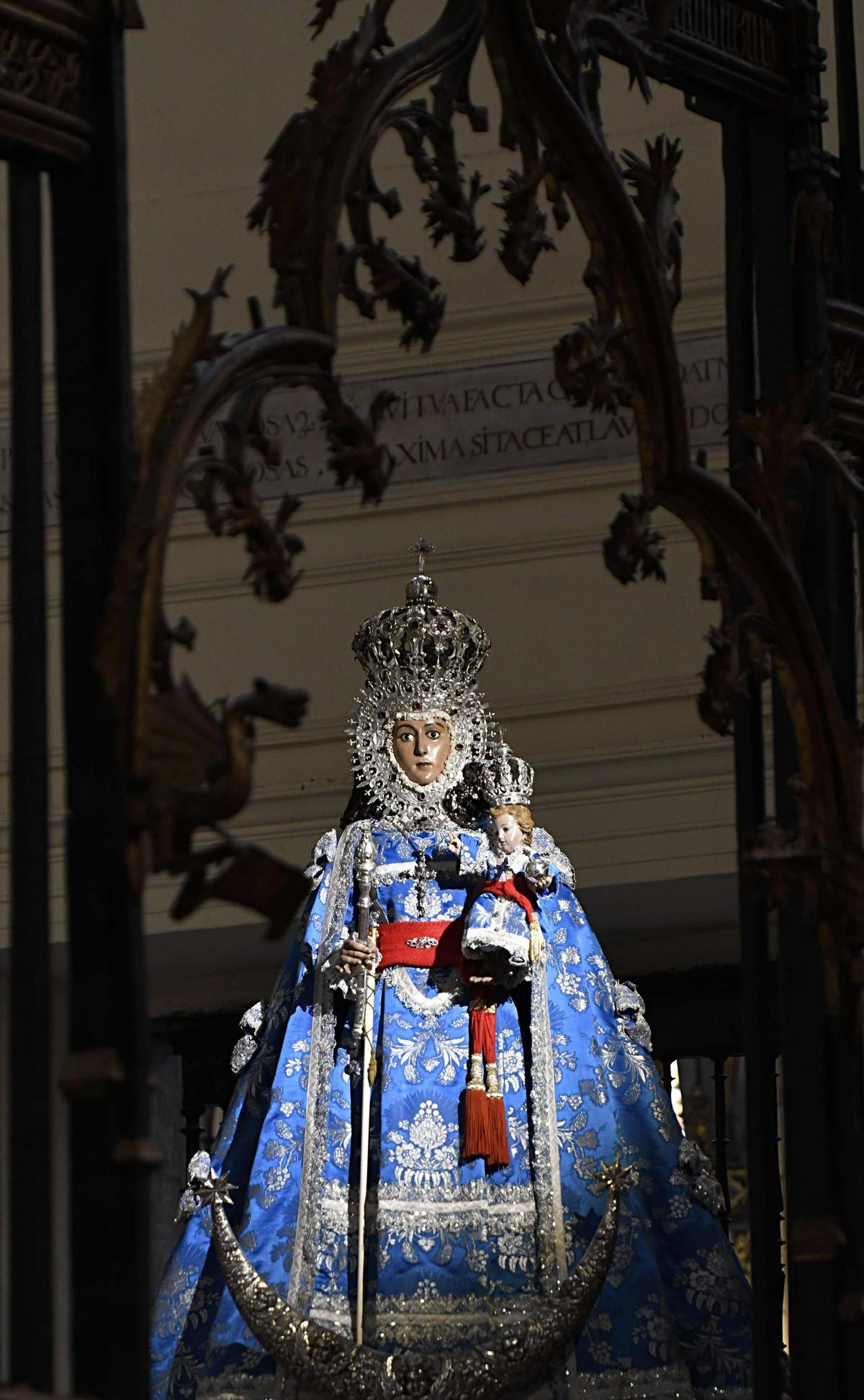 Este es el mano que luce hoy la Virgen con motivo de la Romería.